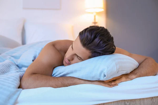 Bonito Homem Dormindo Cama — Fotografia de Stock