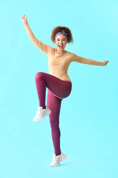 Jonge Vrouw Doet Aerobics Kleur Achtergrond — Stockfoto