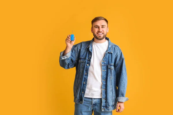 Jovem Feliz Com Chave Carro Fundo Cor — Fotografia de Stock