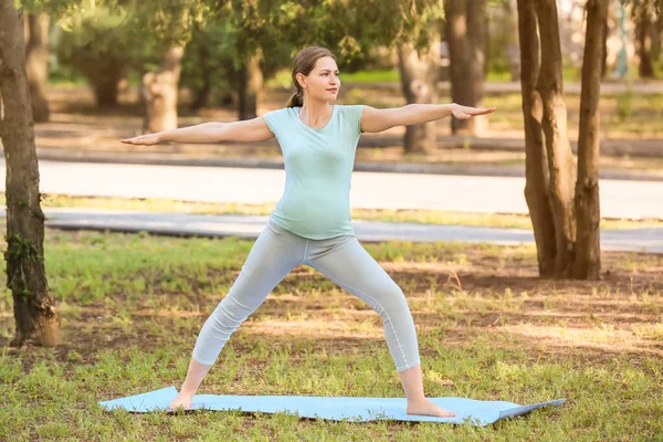 Genç Hamile Kadın Dışarıda Yoga Yapıyor — Stok fotoğraf