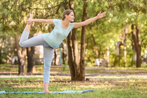 Mujer Embarazada Joven Practicando Yoga Aire Libre — Foto de Stock