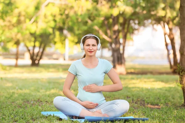 Young Pregnant Woman Practicing Yoga Outdoors — Stock Photo, Image