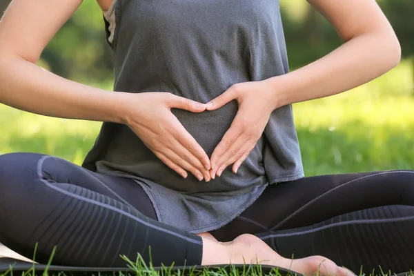 Young Pregnant Woman Practicing Yoga Outdoors Closeup — Stock Photo, Image
