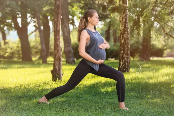 Молодая Беременная Женщина Практикует Йогу Открытом Воздухе — стоковое фото