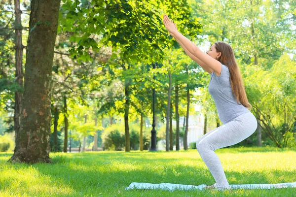 Mujer Embarazada Joven Practicando Yoga Aire Libre — Foto de Stock