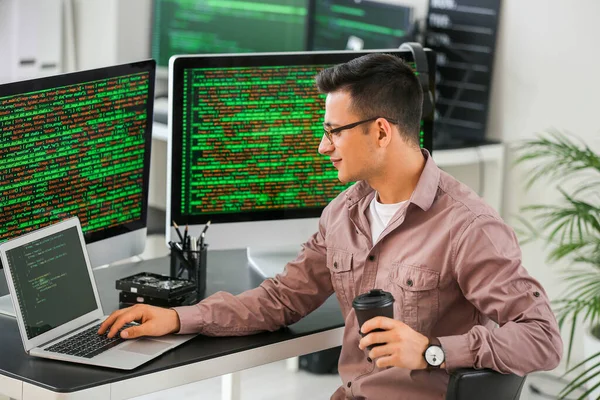 Männlicher Programmierer Arbeitet Büro — Stockfoto