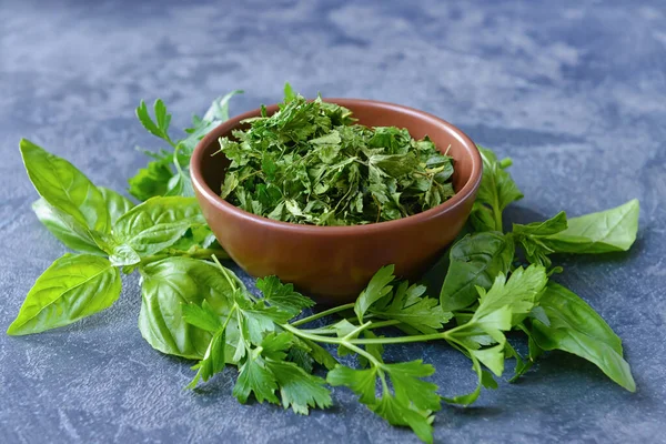 Koyu arkaplanda kuru maydanozlu kase