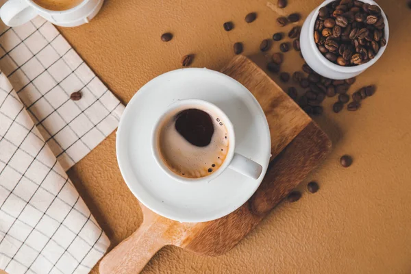 Arka planda bir fincan sıcak kahve