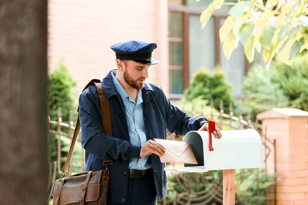 Yakışıklı Genç Postacı Dışarıda Posta Kutusuna Mektup Koyuyor — Stok fotoğraf