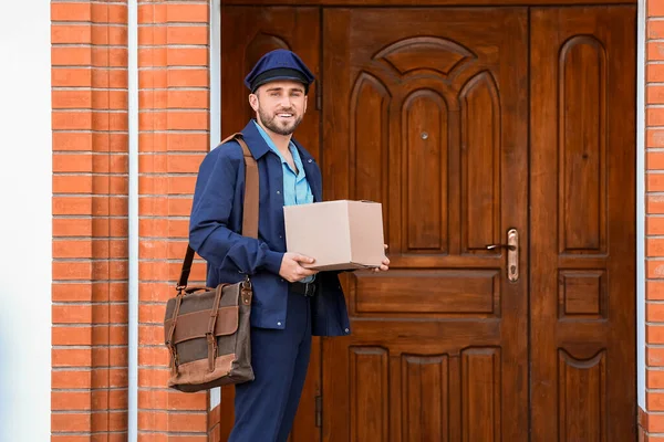 Schöner Junger Postbote Mit Paket Freien — Stockfoto