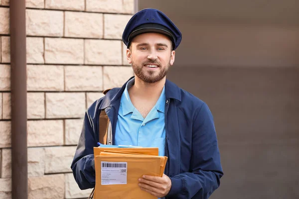 Knappe Jonge Postbode Met Brieven Buiten — Stockfoto