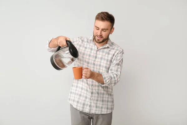 Jovem Derramando Água Fervida Quente Chaleira Elétrica Copo Fundo Claro — Fotografia de Stock