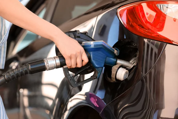 Frau Betankt Auto Tankstelle — Stockfoto