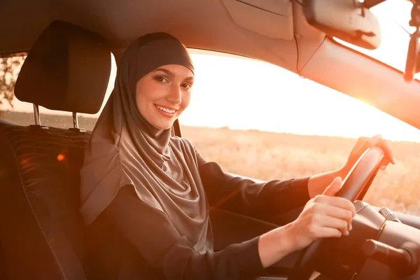 Egy Fiatal Muszlim Autóban — Stock Fotó