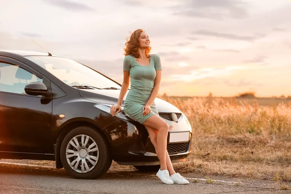 Young Woman Car Countryside — Stock Photo, Image
