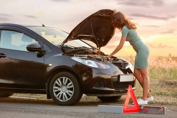 Mujer Joven Cerca Coche Roto Campo — Foto de Stock