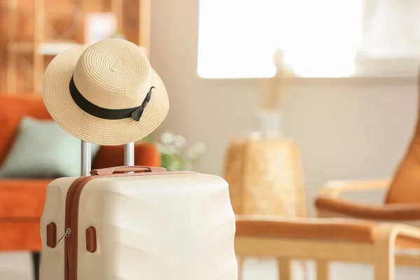 Packed Suitcase Hat Home Travel Concept — Stock Photo, Image