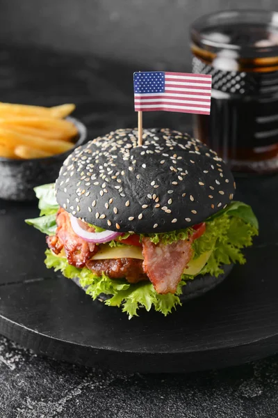Tasty Burger Black Bun Table — Stock Photo, Image