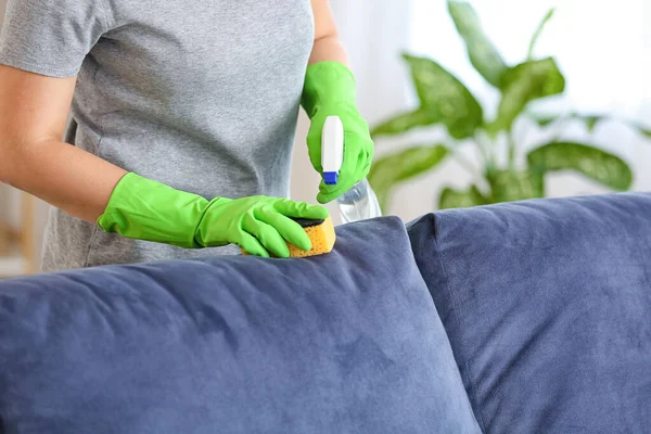 Mujer Quitando Suciedad Del Sofá Casa — Foto de Stock