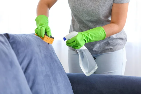 Kadın Evdeki Kanepenin Pisliğini Temizliyor — Stok fotoğraf