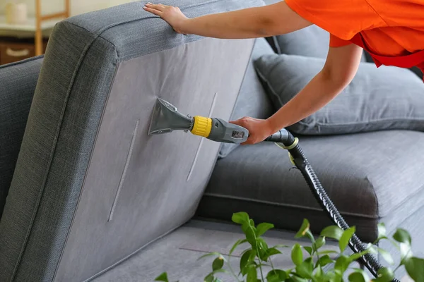 Karyawan Dry Cleaner Yang Menghapus Kotoran Dari Sofa Rumah — Stok Foto