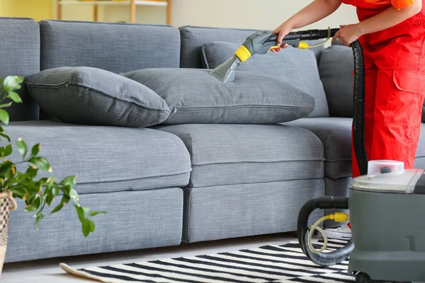 Dry Cleaner Employee Removing Dirt Sofa House — Stock Photo, Image