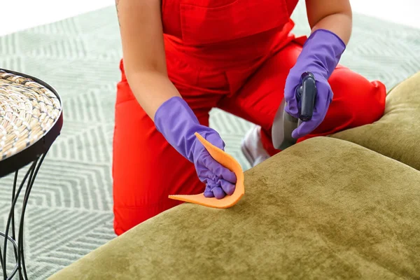 Dry Cleaner Employee Removing Dirt Sofa House — Stock Photo, Image