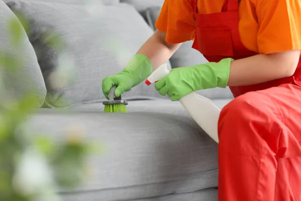 Dry Cleaner Employee Removing Dirt Sofa House — Stock Photo, Image