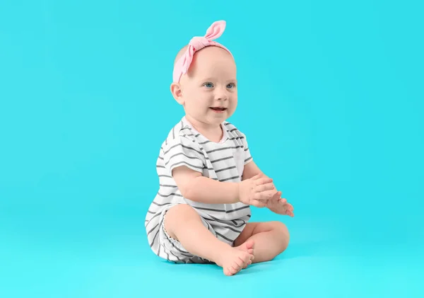 Porträtt Söt Liten Baby Färg Bakgrund — Stockfoto