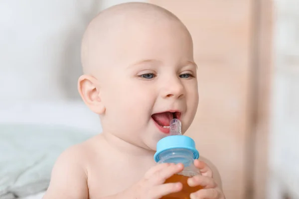Lindo Bebé Bebiendo Jugo Biberón Casa — Foto de Stock