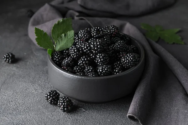 Bowl Tasty Blackberry Dark Background — Stock Photo, Image