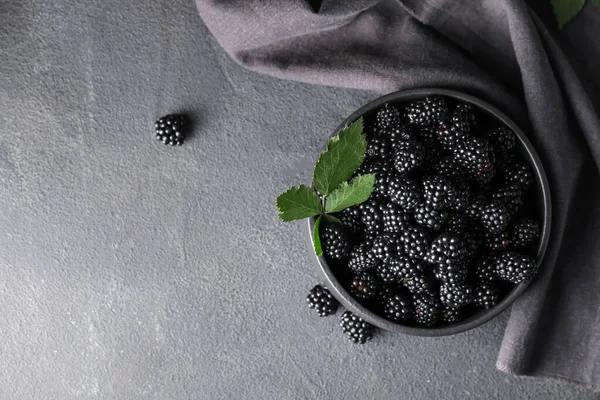 Bowl Tasty Blackberry Dark Background — Stock Photo, Image