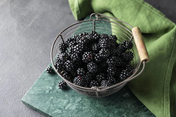 Panier Avec Savoureux Mûres Sur Fond Sombre — Photo