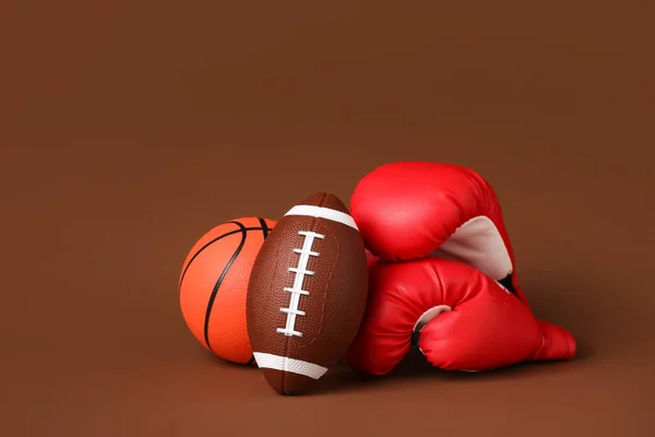 Bolas Esportes Com Luvas Boxe Fundo Cor — Fotografia de Stock