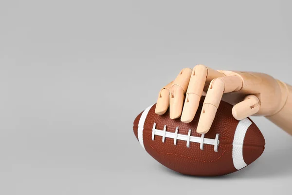 Hand Einer Schaufensterpuppe Mit Rugby Ball Auf Grauem Hintergrund — Stockfoto