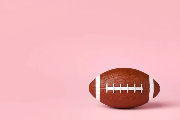 彩色背景下的橄榄球 — 图库照片