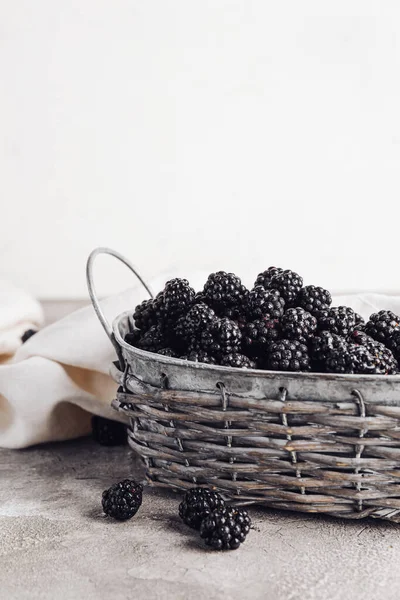 Masada olgun böğürtlenli sepet