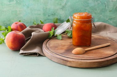 Kavanoz ve lezzetli şeftali reçeli.