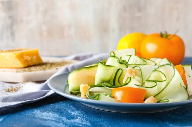 Masada lezzetli salatalıklı tabak.