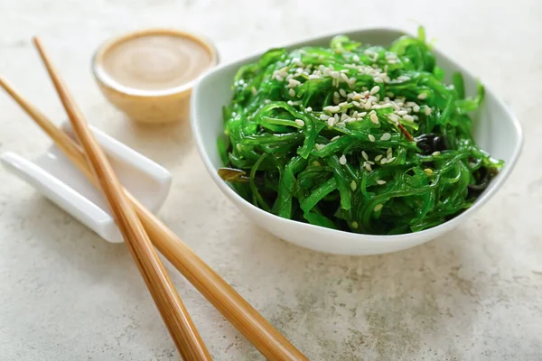 Schaal Met Lekkere Zeewiersalade Witte Achtergrond — Stockfoto