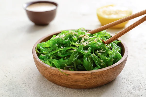 Bord Met Lekkere Zeewiersalade Witte Achtergrond — Stockfoto