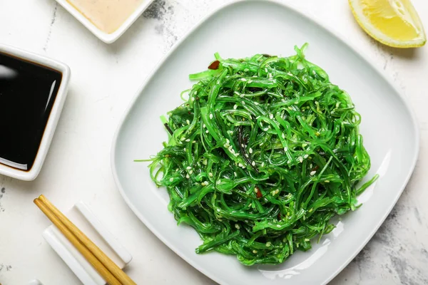 Bord Met Lekkere Zeewiersalade Tafel — Stockfoto