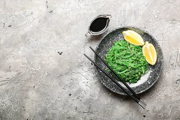 Placa Con Sabrosa Ensalada Algas Sobre Fondo Gris — Foto de Stock