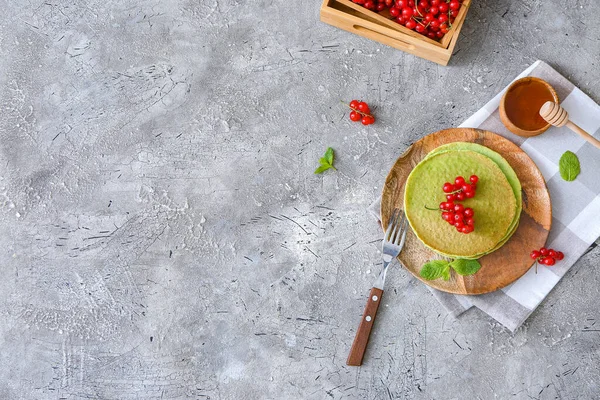 Prato Com Saborosas Panquecas Verdes Bagas Fundo Cinza — Fotografia de Stock