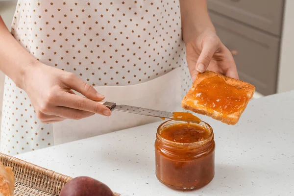 Mulher Que Espalha Engarrafamento Pêssego Saboroso Parte Pão Cozinha — Fotografia de Stock