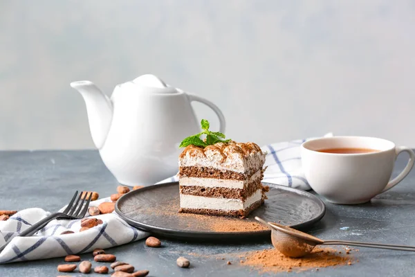 Talíř Chutným Tiramisu Čajem Stole — Stock fotografie