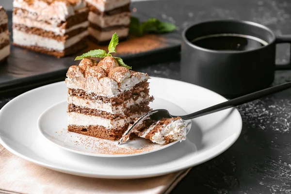 Tányér Ízletes Tiramisu Asztalon — Stock Fotó