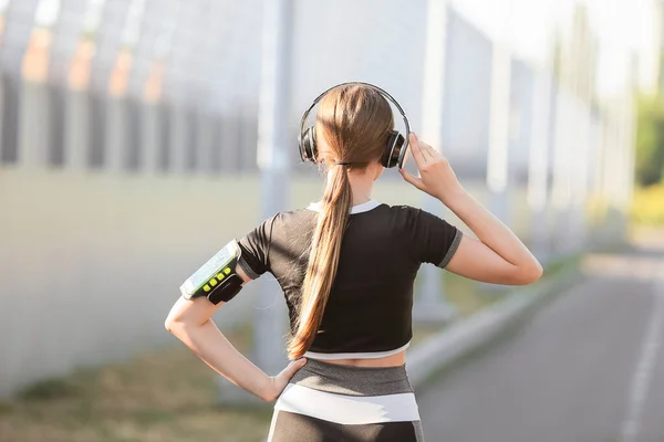 Sporty Young Woman Listening Music Outdoors — Stock Photo, Image