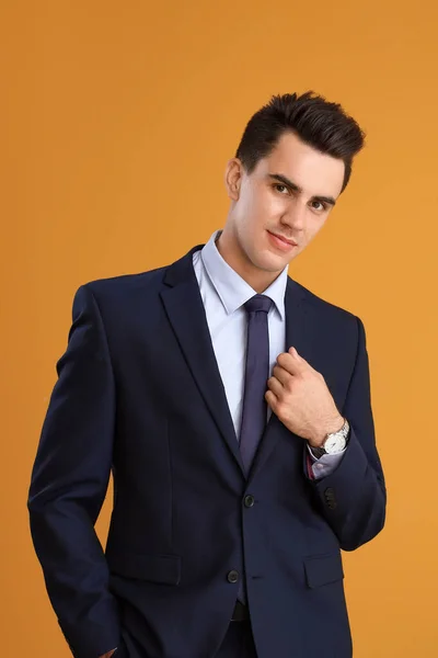 Hombre Negocios Guapo Con Peinado Elegante Sobre Fondo Color —  Fotos de Stock