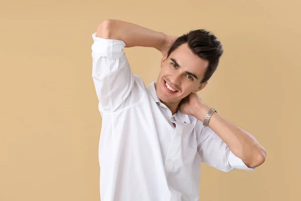 Hombre Guapo Con Peinado Elegante Sobre Fondo Color —  Fotos de Stock